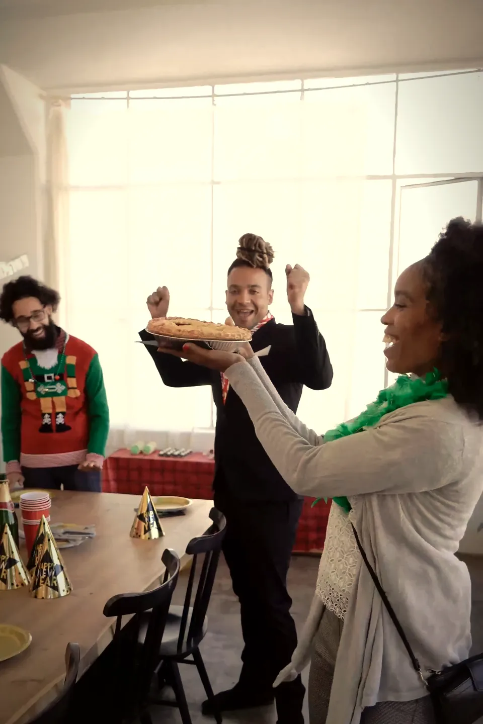 Compañeros de trabajo bailan en la fiesta de fin de año de la oficina.